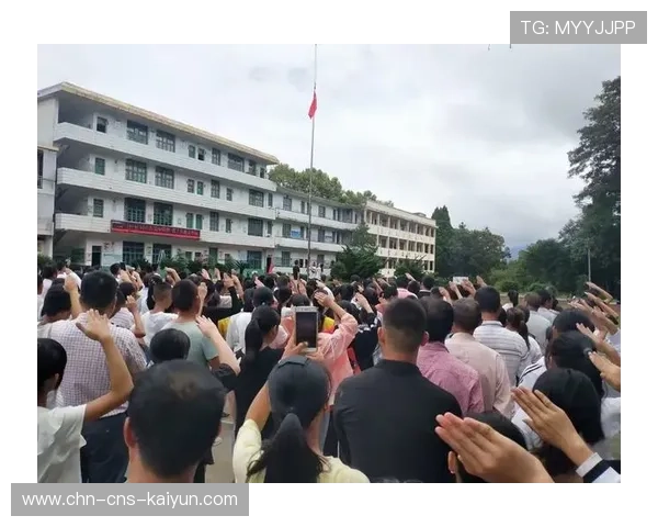 家校联赛父子击掌瞬间，照片刷屏